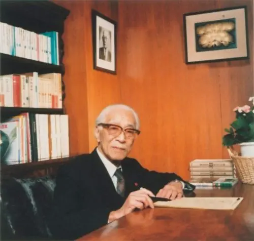 倉本長治　「日本商業の父」「昭和の石田梅岩」と呼ばれた経営指導者、商業界と商業界ゼミナールの創立者　流通業界に倉本長治ファンは多く、ユニクロの柳井正、良品計画の金井政明会長や、イオンの岡田卓也（イオン名誉会長相談役）らも信奉者である。